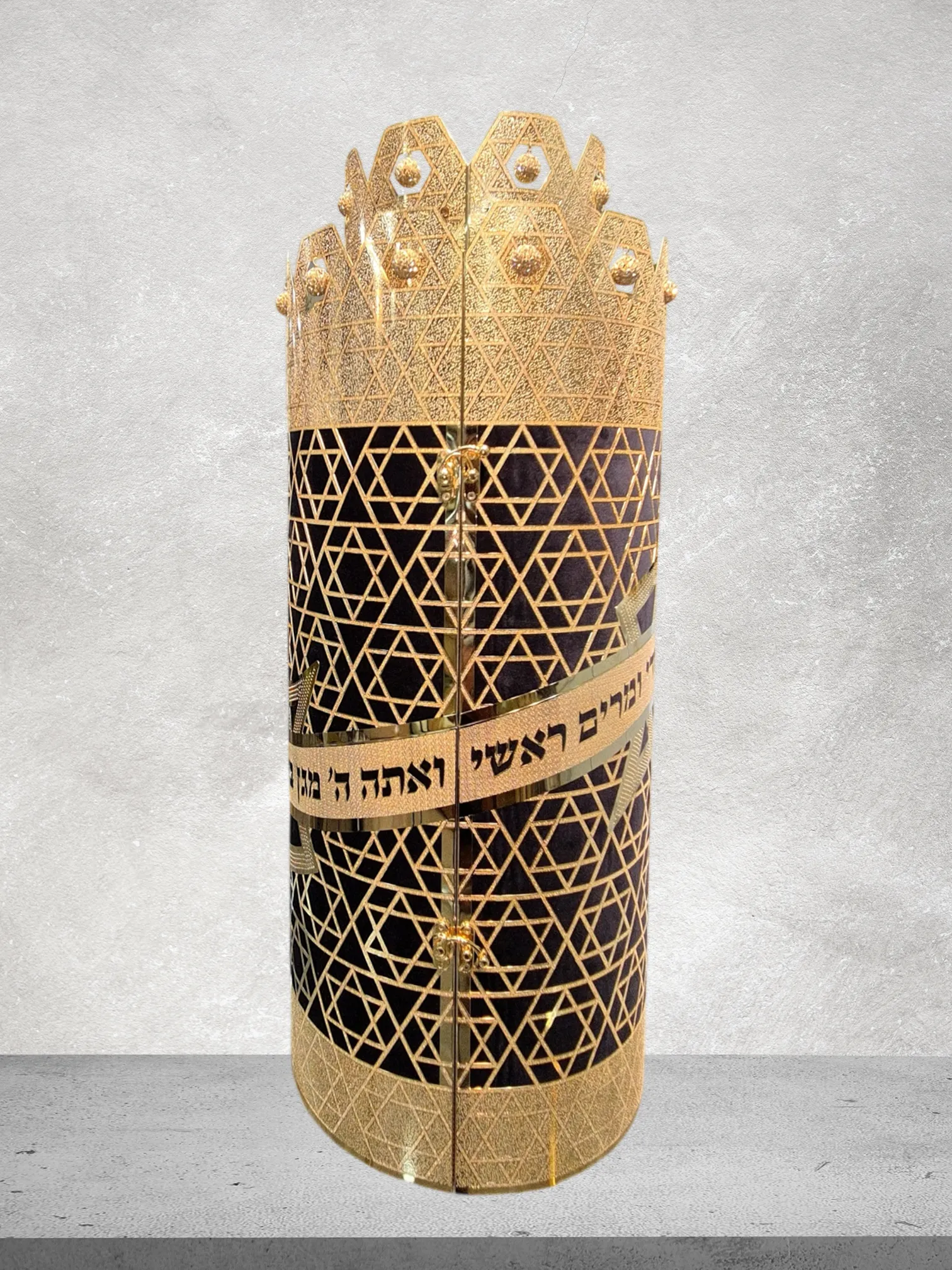 תיק לספר תורה פרימיום דגם “מגן דוד” טקסטורה שחורה בעיצוב אישי