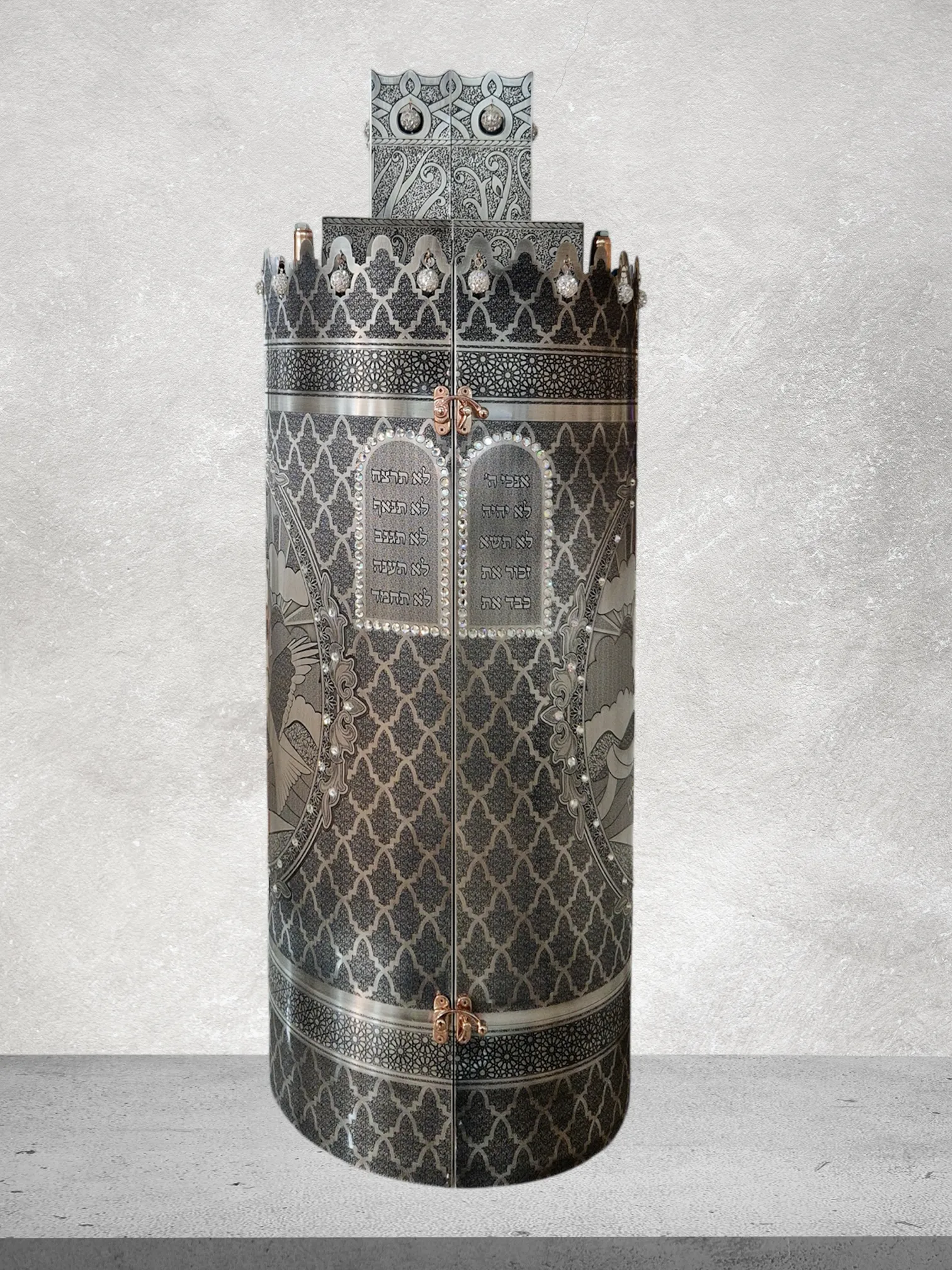 תיק לספר תורה פרימיום דגם “אעופה אשכונה” בעיצוב אומנותי מושחר כסף