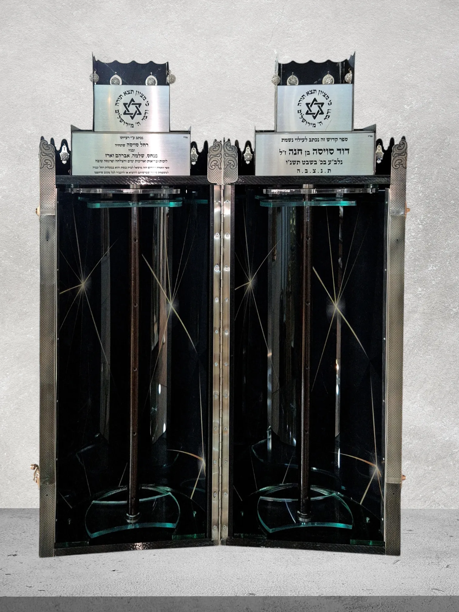 תיק לספר תורה פרימיום דגם “אעופה אשכונה” בעיצוב אומנותי מושחר כסף