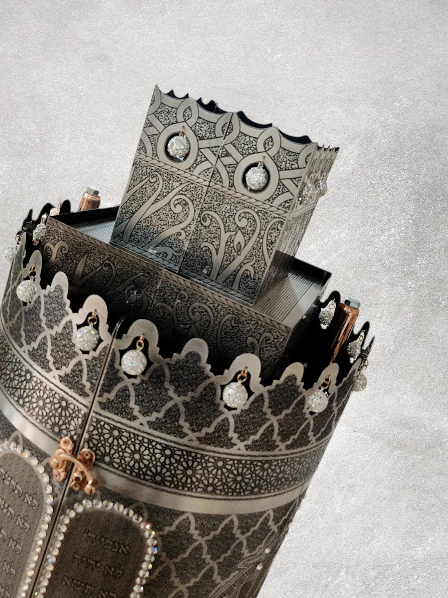 תיק לספר תורה פרימיום דגם “אעופה אשכונה” בעיצוב אומנותי מושחר כסף