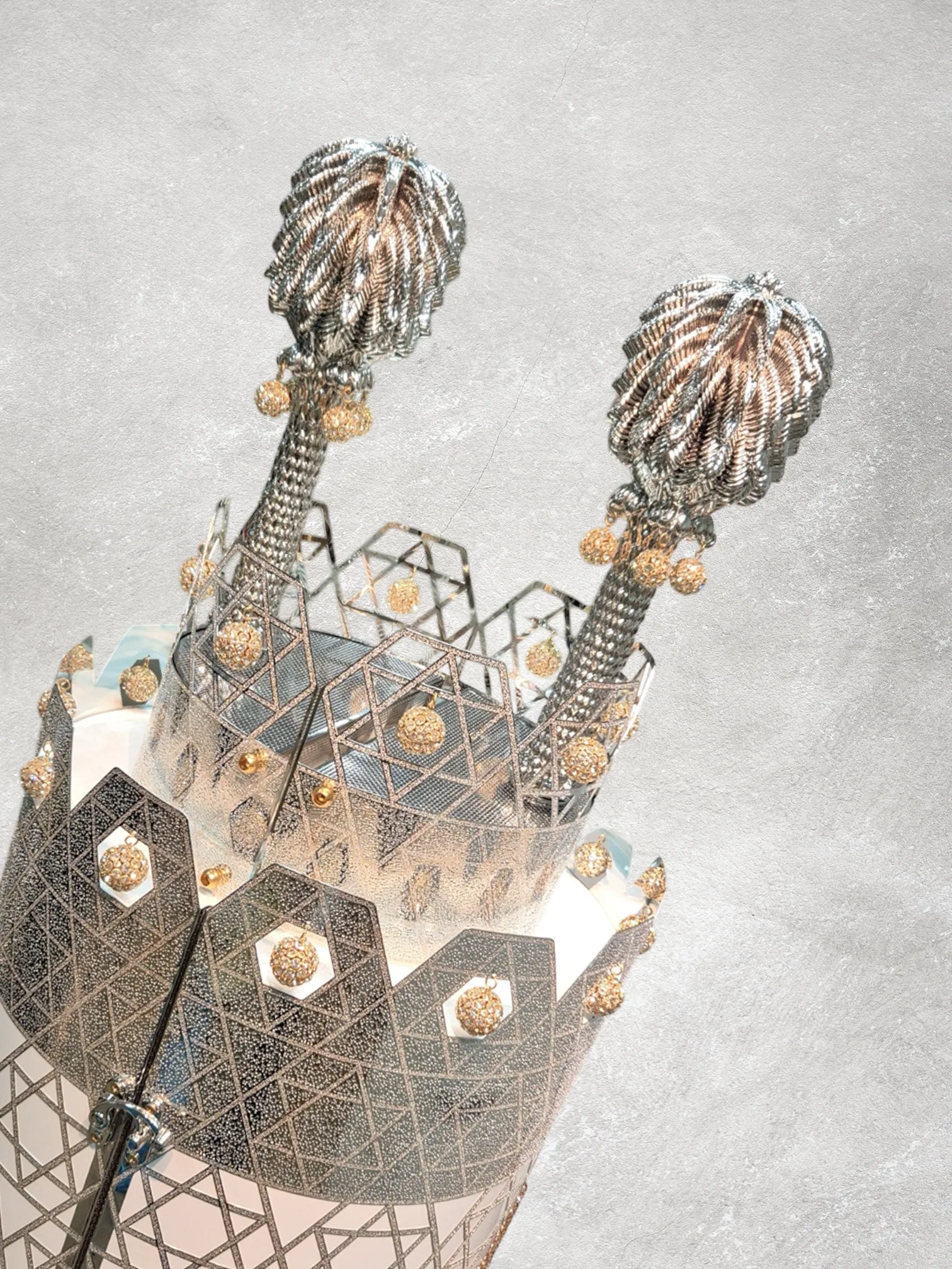 תיק לספר תורה דגם "מגן הנצח" זהב לבן