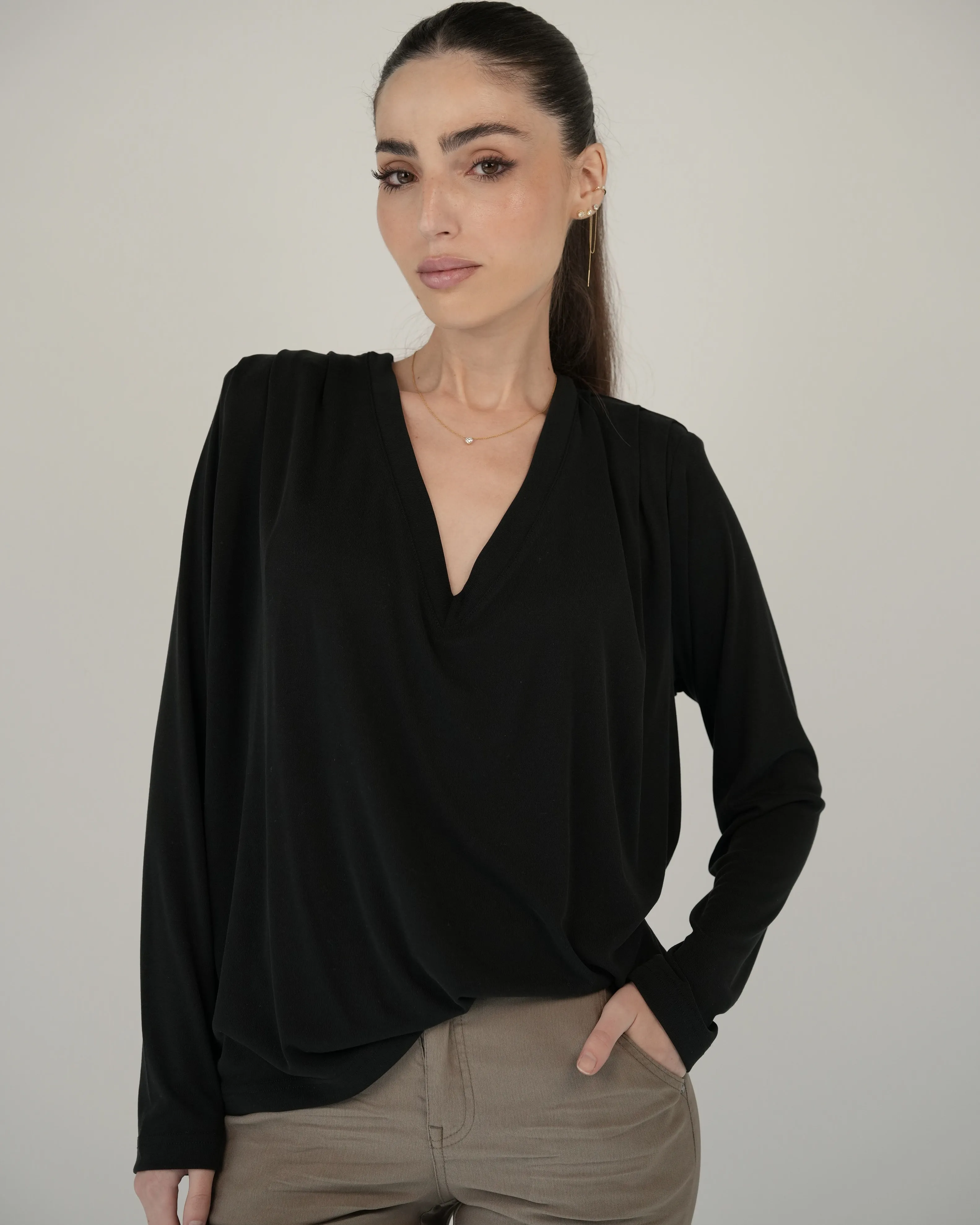 חולצת פשתן וי כריות