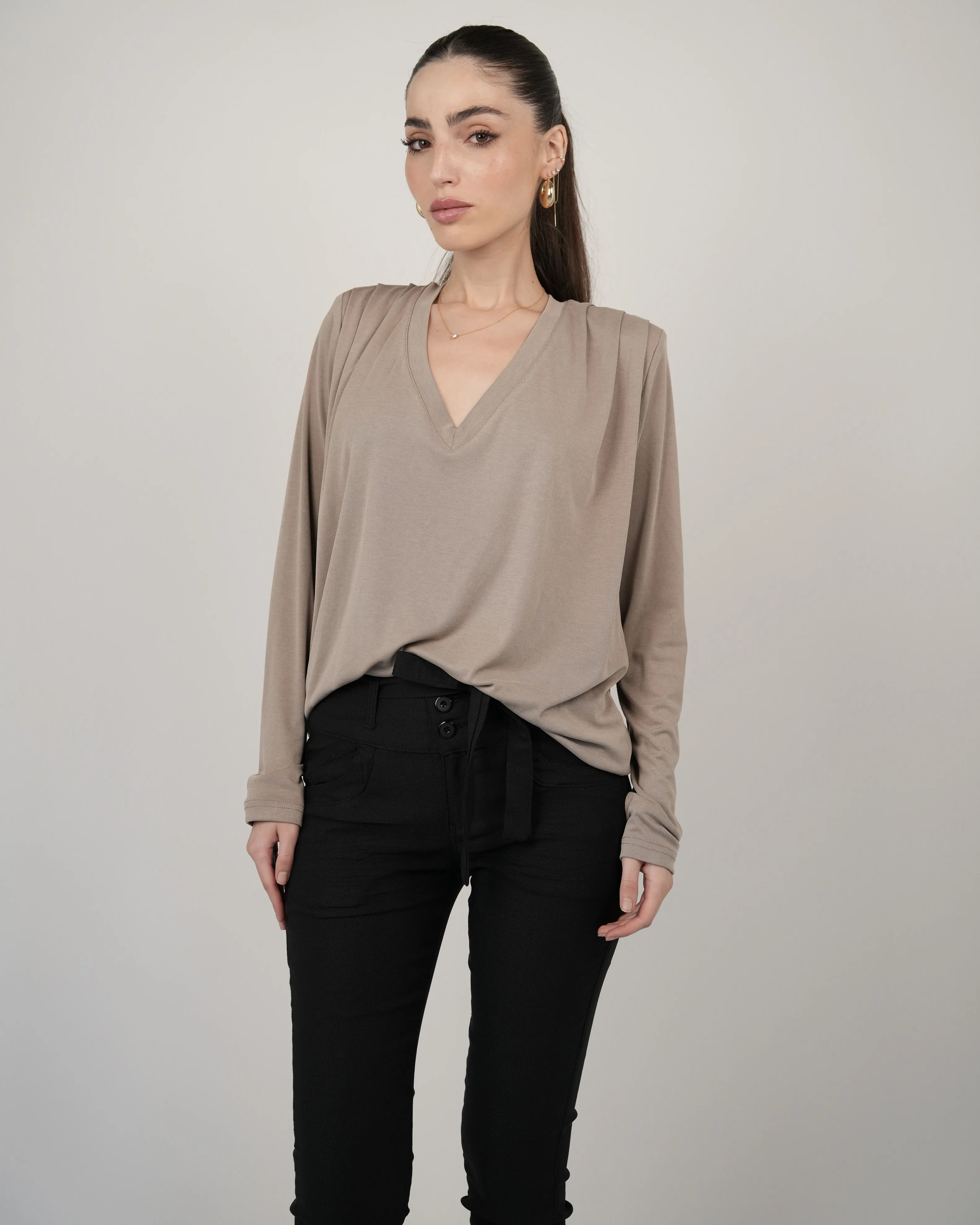 חולצת פשתן וי כריות