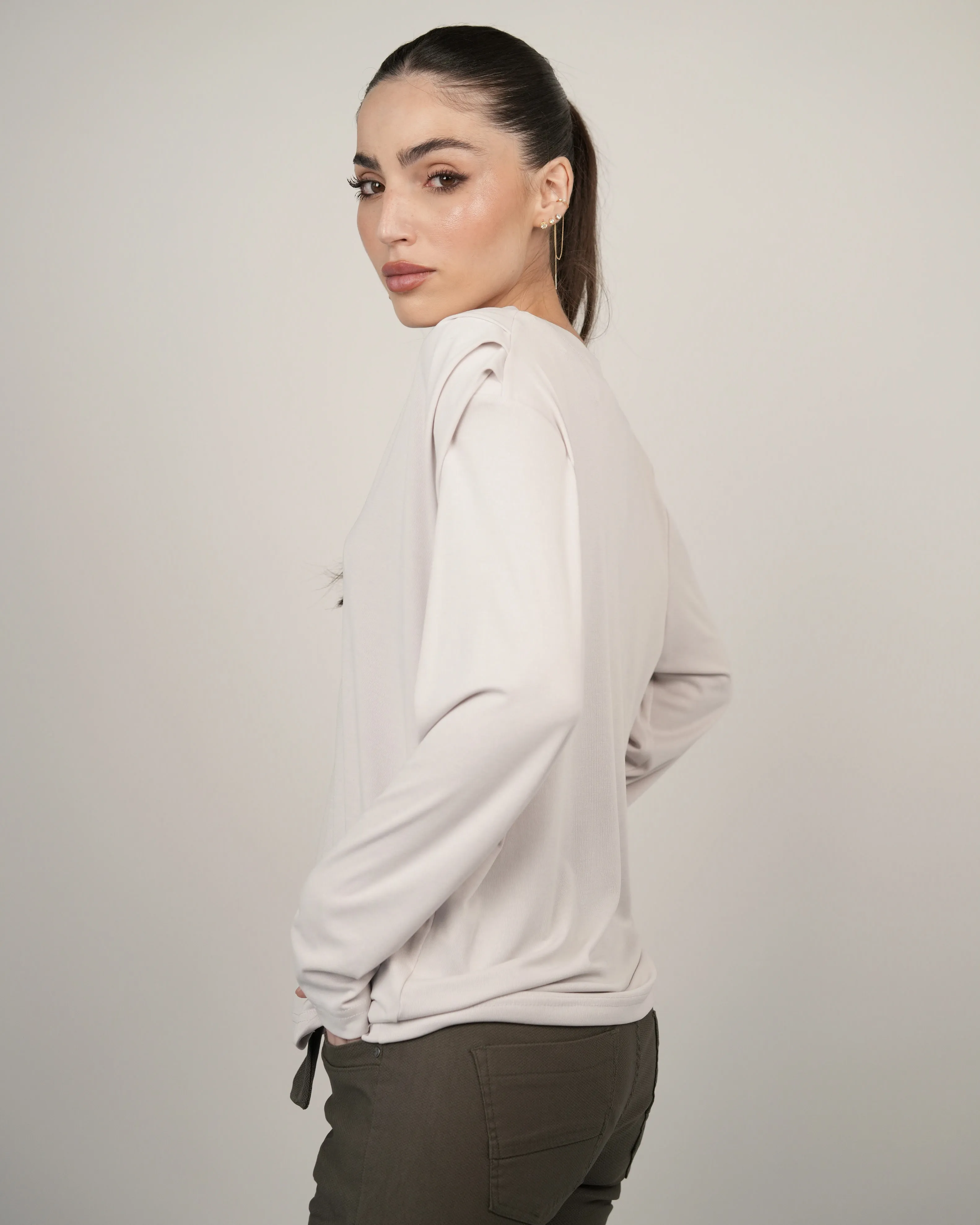 חולצת פשתן וי כריות